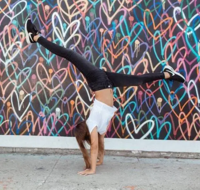 Halia beamer doing gymnastic -Starinfomedia