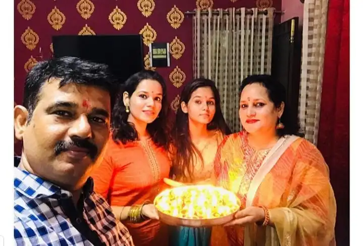 Unnati tomar with her family at left side unnati father unnati sister in middlel unnati tomar mother on the right -Starinfomedia